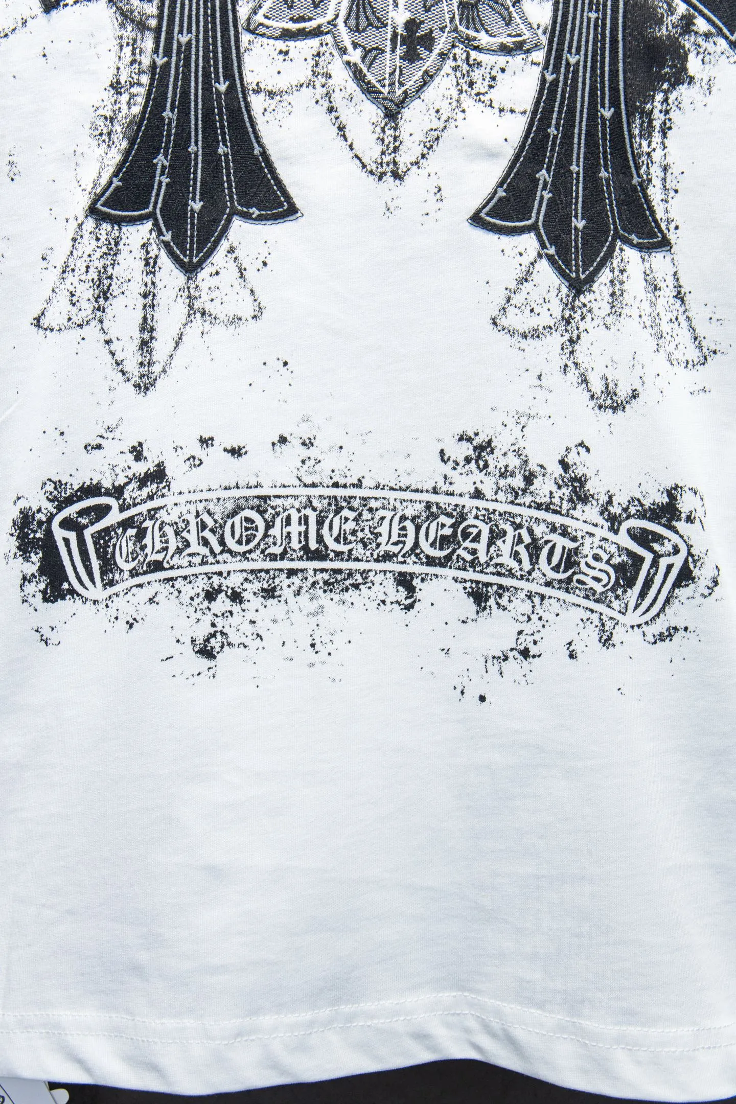 P180 🆕Chrome hearts 25ss os version is really charming and Chrome hearts are really unique. Each season's new version is made to the extreme. It is very practical and can be worn casually. Nice✔️ - ⚠️100% cotton. It is made of 32-count double yarn, 260-gram weight fabric and imported knitted needle carded cotton. It has moderate thickness, drape and contour, and the upper body is comfortable! ! It is very tolerant to fat body types and can instantly lose five pounds after wearing it!  The front and rear panels are hand-printed on the silk screen platen, and the 3D full-color scan pattern is used as film to ensure that the printing pattern is restored to the highest degree, and the printing is made to have a cracking effect and is reinforced and not easy to fall off. The upper and lower LOGO printing has a strong touch texture. The printing material uses environmentally friendly active water slurry and anti-sublimation liquid for the base. The garments can withstand washing without stripping. The addition of handmade elements to the body of the garment greatly increases the interest of the garment and creates a unique visual effect. After special treatment, a unique effect is formed. An irregular hem is added to the version. This year's Kroxin is the main version. In the past two years, the oversize version has become the focus of the trend and has been a popular staple in the past two years. The change of designers has made this brand an instant hit. The progressive fashion of the times also needs the blood impact of fresh elements and trendy designs in order to continue its glory! It’s stylish both inside and outside, a must-have for high street travel! An absolute "eye-catching style" that can match couples 💏 Color: Black White Size: S M L XL